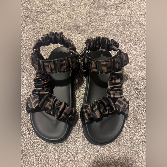 Fendi Black and Brown Logo Sandals - Picture 10 of 11